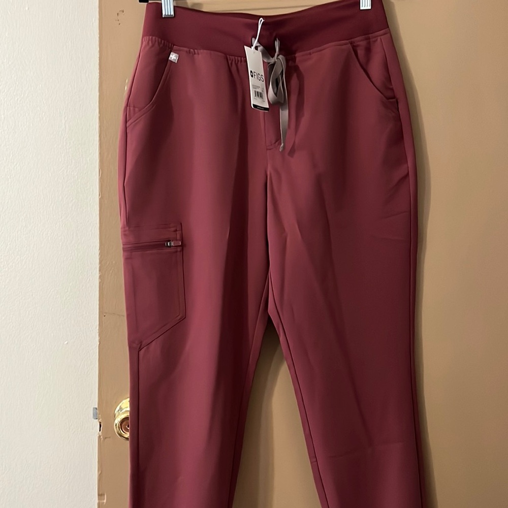 Figs high waisted Zamora petite scrub pants. limited Edition, dark cherry. MP